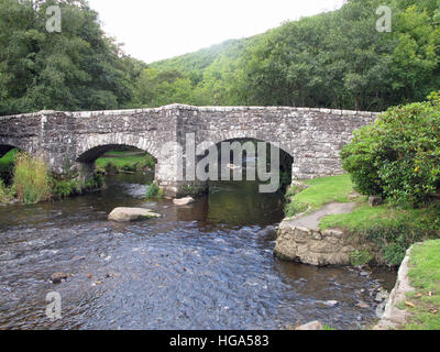 Vieux pont de pierre sur une rivière dans le Parc National d'Exmoor, Englamd Banque D'Images