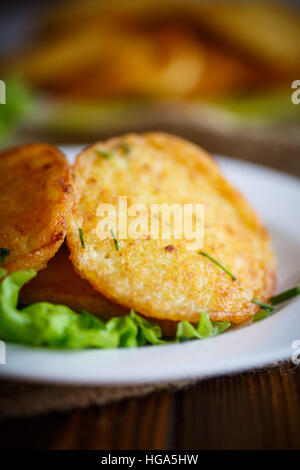 Frire les galettes de pommes de terre à l'aneth Banque D'Images