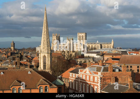 Vue sur les toits de la ville de New York à partir de la tour de Clifford (au-delà de la cathédrale de York, Fairfax House dans l'avant-plan) - North Yorkshire, GB. Banque D'Images