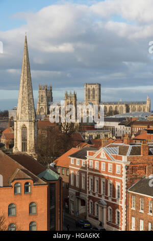 Vue sur les toits de la ville de New York à partir de la tour de Clifford (au-delà de la cathédrale de York, Fairfax House dans l'avant-plan) - North Yorkshire, GB. Banque D'Images