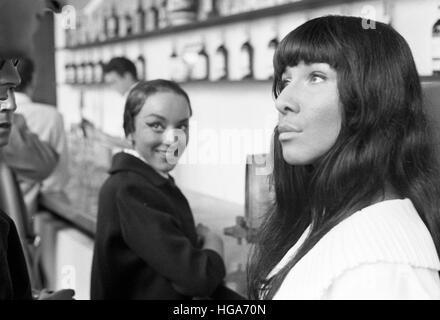 Buffy Sainte-Marie parler avec des gens dans un magasin à New York. Banque D'Images