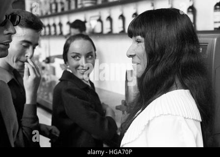 Buffy Sainte-Marie parler avec des gens dans un magasin à New York. Banque D'Images