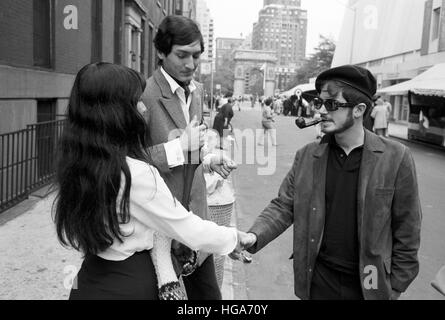 Buffy Sainte-Marie, parlant avec des gens sur la rue Thompson ci-dessous du parc de Washington Square à Manhattan. Debout à côté de Buffy est artiste Indius Alvarez. Banque D'Images