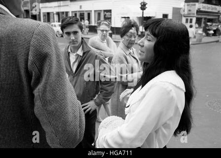 Buffy Sainte-Marie, parlant avec des gens dans une rue de Greenwich Village, à Manhattan. Banque D'Images