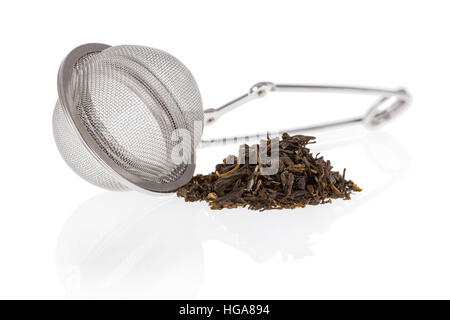 Boule à thé avec du thé vert feuilles isolées sur fond blanc Banque D'Images