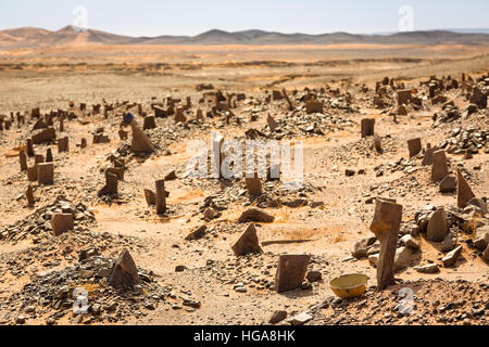 Vieux cimetière berbère au village minier abandonné sur le bord du désert du Sahara au Maroc. Banque D'Images