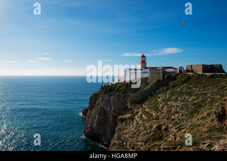 Vue sur le phare de l'île Saint Vincent (Cabo de Sao Vincente) à Lagos, Algarve, Portugal ; le concept de voyage au Portugal Banque D'Images