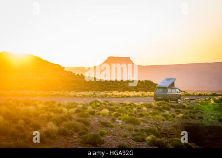 Le camping-car dans la région de Goosenecks State Park au lever du soleil Banque D'Images