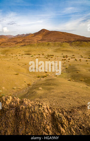 Paysage du sud du Maroc est caractérisée par des montagnes, des plaines, des sols pierreux, le sable et la végétation maigre. Banque D'Images