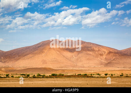 Paysage du sud du Maroc est caractérisée par des montagnes, des plaines, des sols pierreux, le sable et la végétation maigre. Banque D'Images