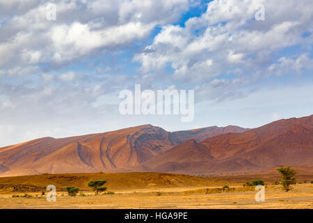 Paysage du sud du Maroc est caractérisée par des montagnes, des plaines, des sols pierreux, le sable et la végétation maigre. Banque D'Images