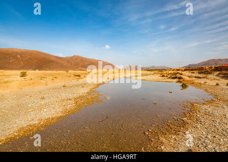 L'oued, dans le sud du Maroc sont saisonniers à l'oasis d'approvisionnement en eau Banque D'Images