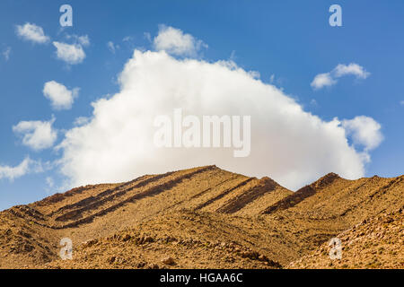 Paysage du sud du Maroc est caractérisée par des montagnes, des plaines, des sols pierreux, le sable et la végétation maigre. Banque D'Images