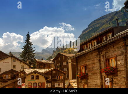 Matterhorn entourée de nuages en face de maisons de village de Zermatt par jour, Zermatt, Suisse Banque D'Images