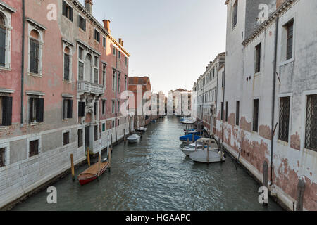 Rio del Gesulti avec canal bateaux amarrés et vieux bâtiments au coucher du soleil à Venise, Italie. Banque D'Images