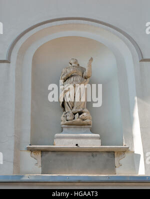 Mur extérieur statue de l'Eglise de l'Assomption en Slovénie, Medana. Banque D'Images