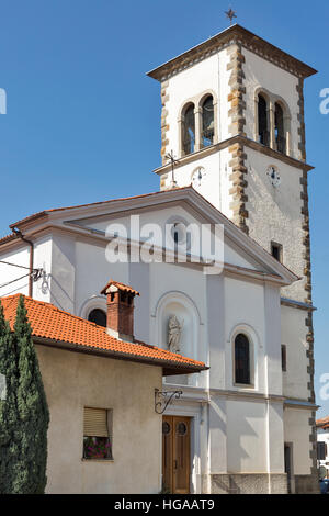 Eglise de l'assomption façade dans village de Medana, la Slovénie. Banque D'Images