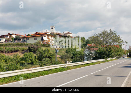 Village médiéval Smartno à Goriska Brda, région de la Slovénie. Banque D'Images