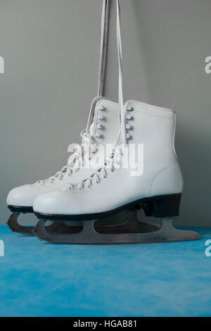 Patins à glace Vintage sur le fond bleu vintage Banque D'Images