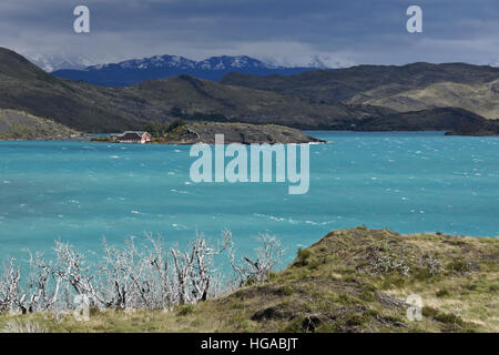 Hosteria Pehoe sur le lac Pehoe, Torres del Paine, Patagonie, Chili NP Banque D'Images