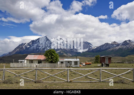 Rancho Laguna Amarga et massif du Paine, Torres del Paine, Patagonie, Chili Banque D'Images