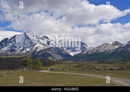 Rancho Laguna Amarga et massif du Paine, Torres del Paine, Patagonie, Chili Banque D'Images