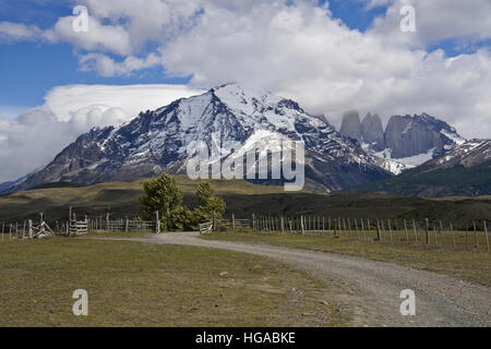 Rancho Laguna Amarga et massif du Paine, Torres del Paine, Patagonie, Chili Banque D'Images