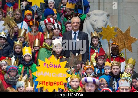 Carol singers du diocèse Dresden-Meissen visiter le premier ministre de Saxe Stanislaw Tillich à la chancellerie d'état de Dresde, Allemagne, le 6 janvier 2016. Habillés comme les trois sages, filles et garçons s'acquitter de l'annonce joyeuse de la naissance de Jésus Christ. Ils bénissent le siège du gouvernement et plaider pour des dons pour les enfants qui souffrent dans le monde entier. Photo : Sebastian Kahnert/dpa-Zentralbild/dpa Banque D'Images