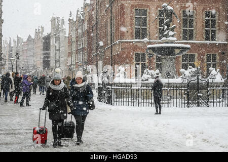 Gdansk, Pologne. 6 janvier, 2017. Les personnes couvertes par la neige à la vieille ville de Gdansk sont vus. De lourdes chutes de neige, et le givre hits dans le nord de la Pologne ville de Gdansk. Près de basse température de moins 10 degrés Celsius et la neige paralyse le trafic routier dans la région. © Michal Fludra/Alamy Live News Banque D'Images