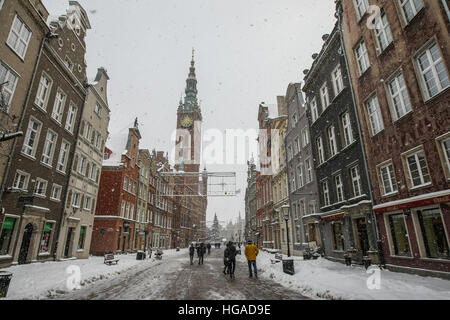 Gdansk, Pologne. 6 janvier, 2017. Les personnes couvertes par la neige à la vieille ville de Gdansk sont vus. De lourdes chutes de neige, et le givre hits dans le nord de la Pologne ville de Gdansk. Près de basse température de moins 10 degrés Celsius et la neige paralyse le trafic routier dans la région. © Michal Fludra/Alamy Live News Banque D'Images