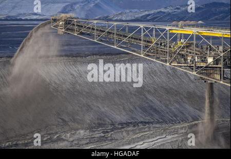 Brandenburg, Allemagne. Jan 04, 2017. Une vue de l'exploitation à ciel ouvert de charbon mou Jaenschenwalde installations exploitées par le Lausitz Energy Mining Corporation (anciennement géré par LEAG) Vattenfall près du Griessen dans l'état de Brandebourg, Allemagne, 04 janvier 2017. Photo : Patrick Pleul/dpa-Zentralbild/ZB/dpa/Alamy Live News Banque D'Images