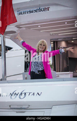 Royal Victoria Dock, Excel, Londres, Royaume-Uni. 6 janvier, 2016. Le London Boat Show annuel dans ExCeL London en vedette le monde maritime et nautique mondiale a à offrir. Star TV, modèle et activiste, Joanna Lumley OBE ouvre le Stand International Sunseeker. Le Sunseeker Yacht 40m "Thumper" "fabriqué une étoile apparition dans le film l'Absolument fabuleux. Credit : Dinendra Haria/Alamy Live News Banque D'Images