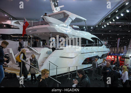 Royal Victoria Dock, Excel, Londres, Royaume-Uni. 6 janvier, 2016. Le London Boat Show annuel dans ExCeL London en vedette le monde maritime et nautique mondiale a à offrir. Star TV, modèle et activiste, Joanna Lumley OBE ouvre le Stand International Sunseeker. Le Sunseeker Yacht 40m "Thumper" "fabriqué une étoile apparition dans le film l'Absolument fabuleux. Credit : Dinendra Haria/Alamy Live News Banque D'Images