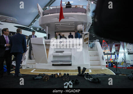 Royal Victoria Dock, Excel, Londres, Royaume-Uni. 6 janvier, 2016. Le London Boat Show annuel dans ExCeL London en vedette le monde maritime et nautique mondiale a à offrir. Star TV, modèle et activiste, Joanna Lumley OBE ouvre le Stand International Sunseeker. Le Sunseeker Yacht 40m "Thumper" "fabriqué une étoile apparition dans le film l'Absolument fabuleux. Credit : Dinendra Haria/Alamy Live News Banque D'Images