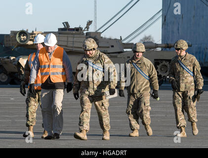 Berlin, Allemagne. 6 janvier, 2017. US les réservoirs sont déchargées du navire de transport 'Résoudre' à Bremerhaven, Allemagne, le 6 janvier 2017. Les travailleurs portuaires et les soldats à pied entre les camions et les chars. Pour l'opération américaine 'Résoudre' Atlantique les Etats-unis brigades sont voyage le matériel militaire vers la Pologne afin de sécuriser les pays de l'OTAN de l'Europe. Photo : Ingo Wagner/dpa/Alamy Live News Banque D'Images