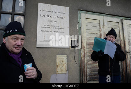 Prague, République tchèque. 06 Jan, 2017. L'ancien président de Charta 77 Martin Palous, gauche, et Vaclav Havel Directeur de Bibliothèque et ancien diplomate Michael Zantovsky assister à l'événement pour marquer 40 ans à partir de la première présentation du manifeste de la Charte 77, organisée par la bibliothèque de Václav Havel, a eu lieu à l'extérieur de villa dans Stresovicka street, Prague 6, République tchèque, le vendredi 6 janvier, 2017. © Michal Krumphanzl/CTK Photo/Alamy Live News Banque D'Images