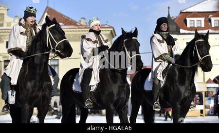 Uherske Hradiste, République tchèque. 06 Jan, 2017. La charité organisé trois rois' Collection d'argent à Uherske Hradiste, République tchèque, le 6 janvier 2017. © Dalibor Gluck/CTK Photo/Alamy Live News Banque D'Images