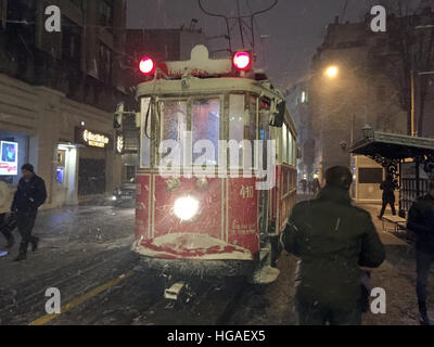 Istanbul, Turquie. 06 Jan, 2017. Un tramway historique dans le quartier commerçant d'Istiklal Caddesi, comme de la neige tombe à Istanbul, Turquie, 06 janvier 2017. La neige a commencé à tomber en début de soirée. Photo : Pouvez Saint Denis le ferment/dpa/Alamy Live News Banque D'Images