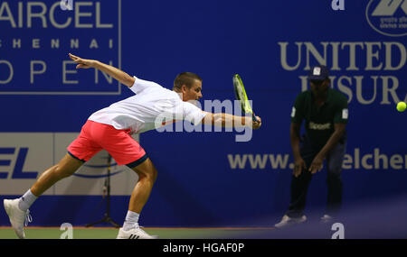 Chennai, Inde, 6 janvier 2017 : Open de Chennai : Mikhail Youzhny (RUS) joue un coup contre son adversaire Roberto BAUTISTA AGUT (ESP) à chennai le 6 jan 2017. Crédit : Philippe SUKUMAR/Alamy Live News Banque D'Images