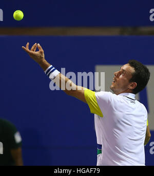 Chennai, Inde, 6 janvier 2017 : Open de Chennai : Roberto BAUTISTA AGUT (ESP) servs la balle contre Mikhail Youzhny (RUS) à chennai le 6 jan 2017. Crédit : Philippe SUKUMAR/Alamy Live News Banque D'Images