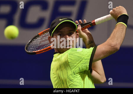 Chennai, Inde. 6 janvier, 2017. Dudi Sela d'Israël renvoie la balle à A. Ramos-Vinolas de l'Espagne pendant leur quart de finale pour l'ATP Chennai Open 2017 à Chennai le 6 jan 2017. Le Sela bat Ramos (7-5, 6-4). © RS KUMAR KUMAR/Alamy Live News Banque D'Images