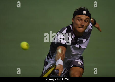 Chennai, Inde. 6th janvier 2017. Jozef Kovalik, de Slovaquie, retourne le ballon à Daniil Medvedev, de Russie, lors de leur quart de finale match pour l'ATP Chennai Open 2017 à Chennai, le 6th janvier 2017. Medvedev bat Kovalik (6-1, 6-4). Cridit RS KumarAlamy © RS KUMAR KUMAR/Alamy Live News Banque D'Images