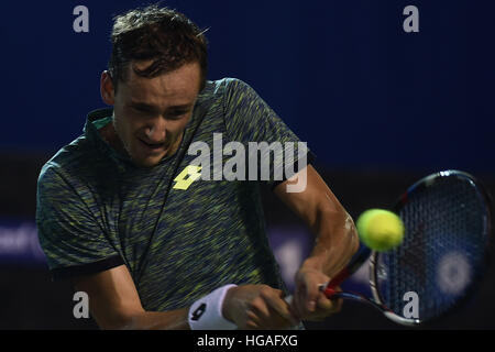 Chennai, Inde. 6 janvier, 2017. Daniil Medvedev de la Russie renvoie la balle à Jozef Kovalik de la Slovaquie au cours de leur quart de finale pour l'ATP Chennai Open 2017 à Chennai le 6 jan 2017. Medvedev bat Kovalik (6-1, 6-4). RS cridit KumarAlamy © RS KUMAR KUMAR/Alamy Live News Banque D'Images