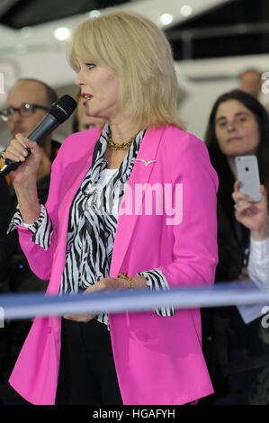 Londres, Royaume-Uni. 06 Jan, 2017. Joanna Lumley ouvre la Sunseekers stand international à la London Boat Show 2017 au Centre d'exposition ExCel. © JOHNNY ARMSTEAD/Alamy Live News Banque D'Images