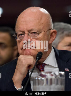 James R. Clapper, Jr., directeur du renseignement national, à l'écoute des remarques d'ouverture lors de son témoignage devant le comité sénatorial des forces armées au cours de l'audience pour examiner 'cyber-menaces étrangères à l'nous' sur la colline du Capitole à Washington, DC le Jeudi, Janvier 5, 2017. Credit : Ron Sachs/CNP/MediaPunch (restriction : NO New York ou le New Jersey Journaux ou journaux dans un rayon de 75 km de la ville de New York) Banque D'Images