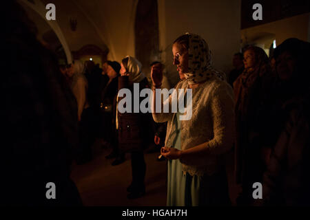 Moscou, Russie. Jan 7, 2017. Une femme traverse elle-même durant le culte de Noël à Moscou, Russie, le 7 janvier 2017. Le Jour de noël est célébré par les Chrétiens orthodoxes le 7 janvier. © Evgeny Sinitsyn/Xinhua/Alamy Live News Banque D'Images