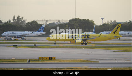 Fort Lauderdale en Floride, USA. 06 Jan, 2017. Asseoir les avions sur le tarmac de l'aéroport de Fort Lauderdale où il y avait un tir avant le 6 janvier 2017 à Fort Lauderdale, en Floride. © Mpi04/media/Alamy Punch Live News Banque D'Images