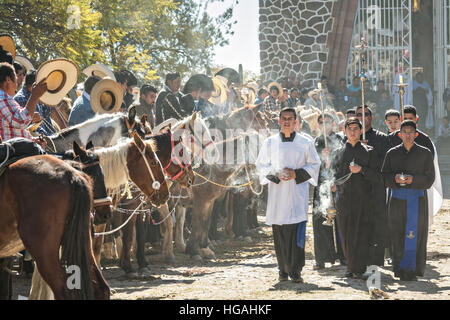 Silao, au Mexique. 06 Jan, 2017. Un prêtre catholique mène une procession passé des milliers de cowboys mexicains au cours de la dernière messe marquant Jour des Trois Rois et l'issue de l'Assemblée Cabalgata de Cristo Rey, 6 janvier 2017 pèlerinage à Guanajuato, au Mexique. Des milliers de chevaux et de cowboys mexicains prennent part à ces trois jours de ride sur le sommet de culte de Christo Rey. © Planetpix/Alamy Live News Banque D'Images