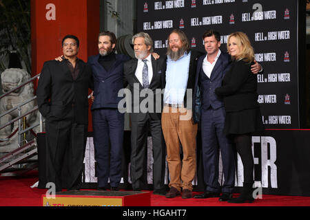 Hollywood, Californie, USA. 6 janvier, 2017. Janvier 2017. 5Th Jan, 2017. Hollywood, Californie - Gil Birmingham, Chris Pine, Jeff Bridges, David Mackenzie, Taylor Sheridan. Jeff Bridges et l'Empreinte Main cérémonie qui a eu lieu au Théâtre chinois de Grauman 6 - Hollywood, Californie. Crédit photo : PMA/AdMedia © PMA/AdMedia/ZUMA/Alamy Fil Live News Banque D'Images