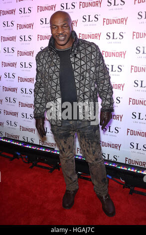Las Vegas, Nevada, États-Unis. 6 janvier 2017. 06 janvier 2017 - Las Vegas, NV - Mike tyson. Jon Lovitz et Dana Carvey se sont retrouvés à The Foundry au SLS Las Vegas. Crédit photo : MJT/AdMedia © MJT/AdMedia/Alamy Live News Banque D'Images